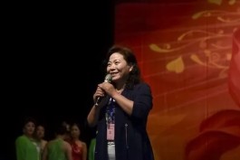 你把那片笑声 寄在歌声里