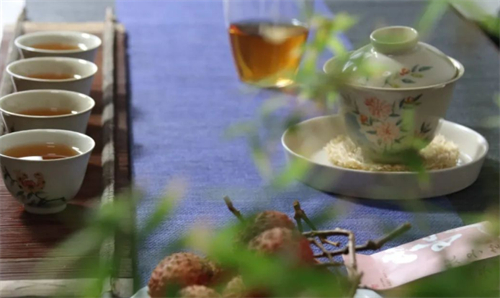 深秋寒湿，喝什么茶排解？