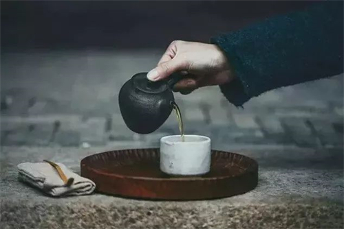 夏日午后，清饮一杯茗茶