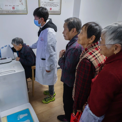 银发经济里的“隐形富矿”：教老人用手机与适老化微改造